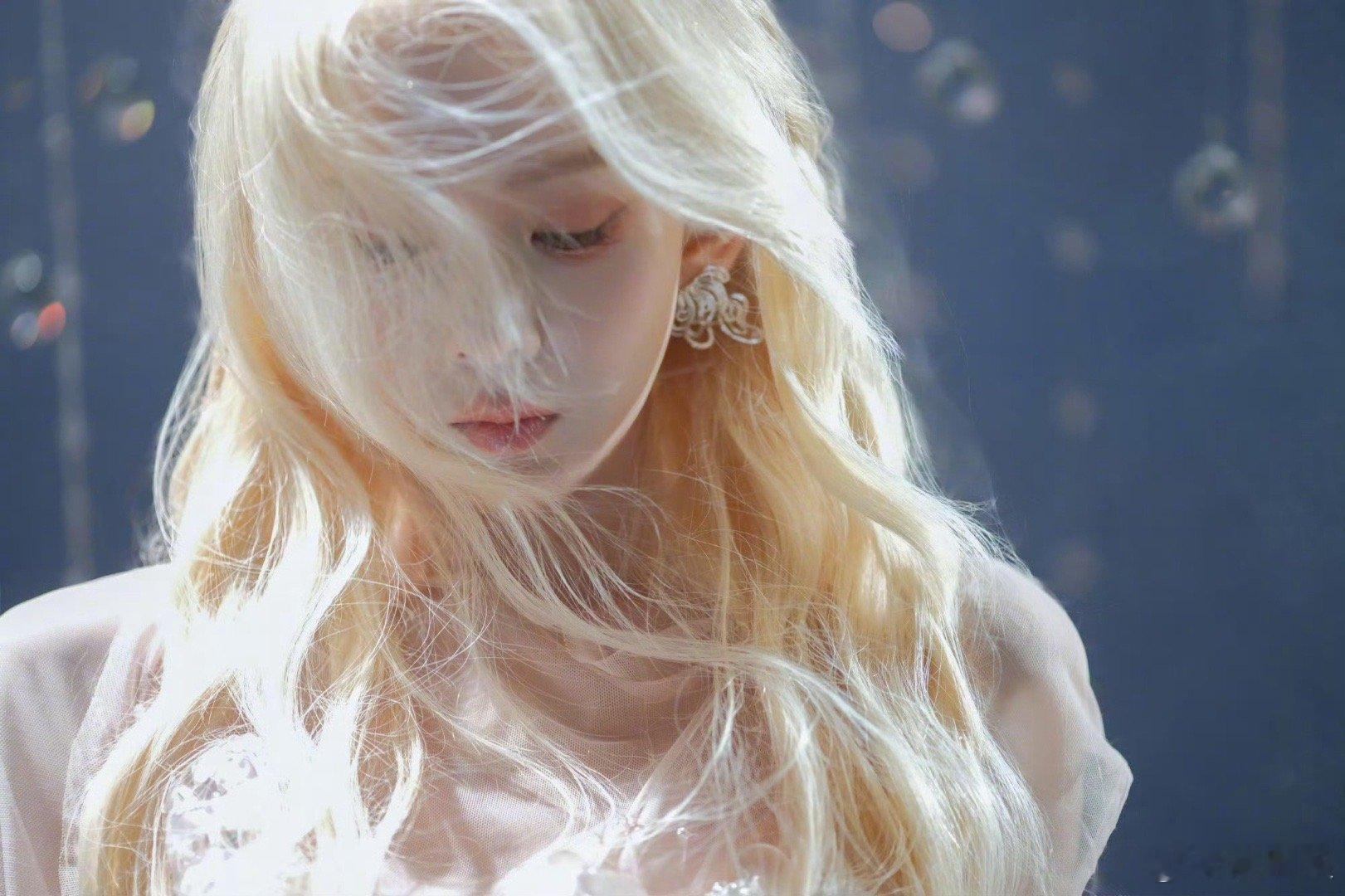 陈瑶金发美成啥了 这次造型真的把她的气质完全释放出来，金发与她的五官相得益彰，整