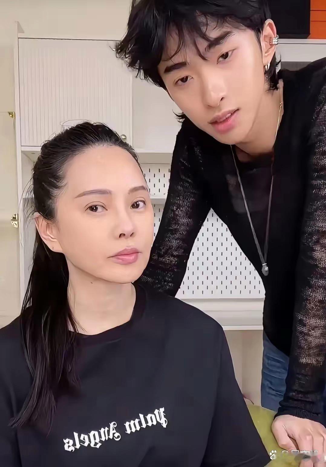 伊能静儿子巧手化妆，50多岁秒变少女，妈妈全程配合笑颜开，新妆容获赞连连。 