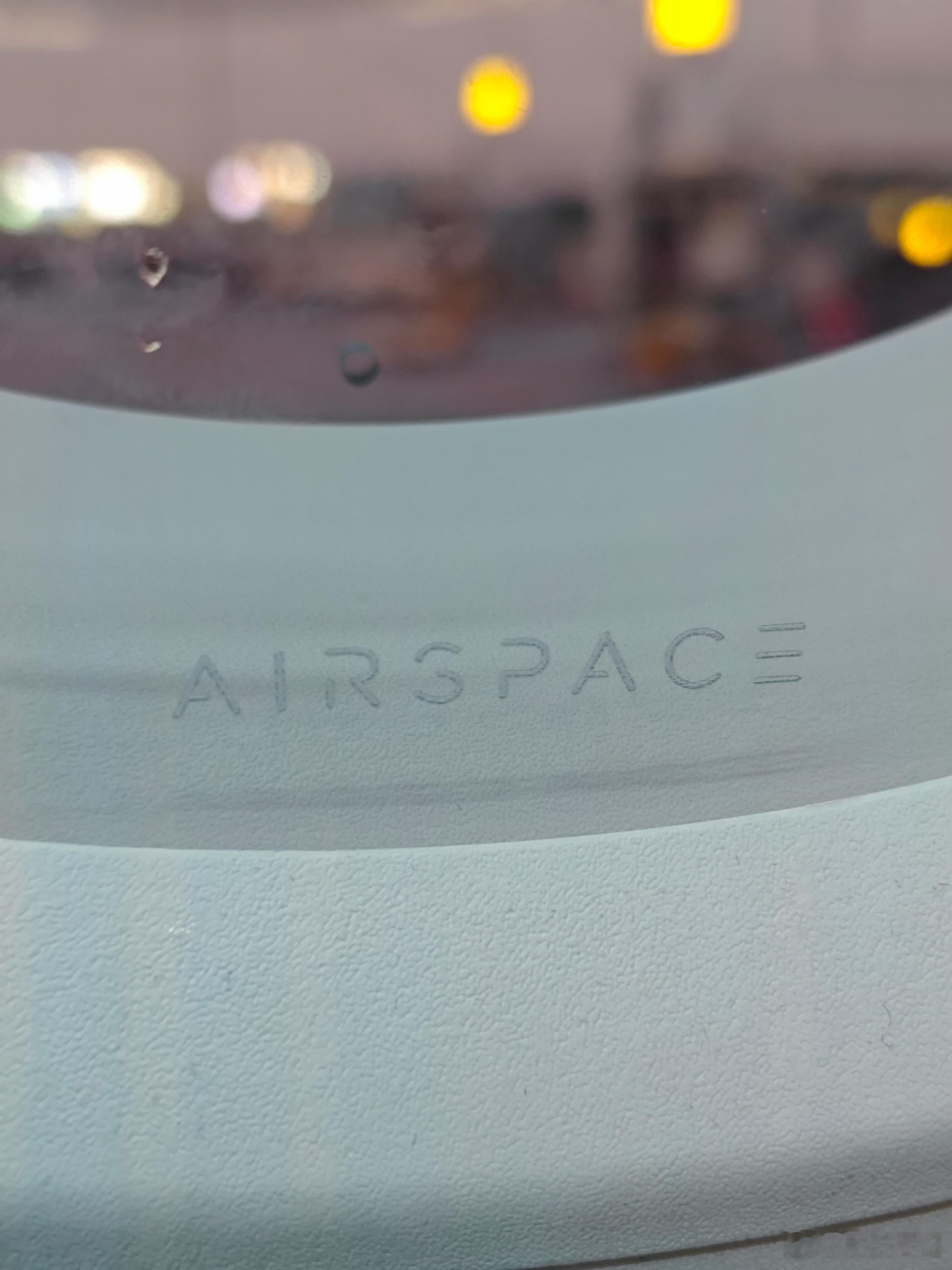 乌鲁木齐地窝堡机场改名天山后第一次来，没时间回家了，媳妇从西安去米兰已经起飞，赶