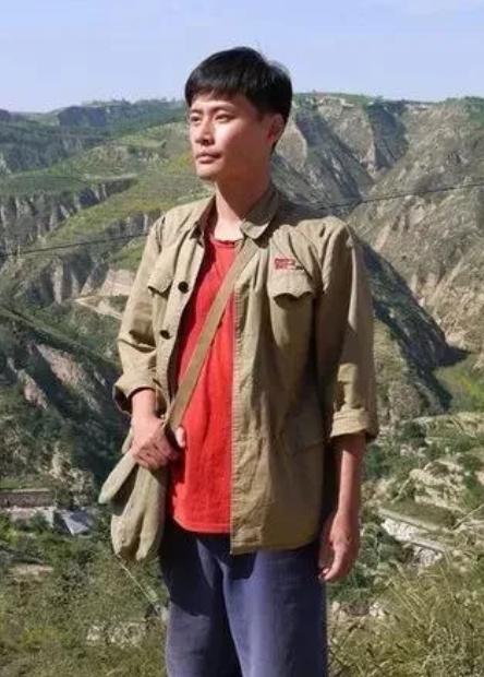 1973年，知青刘朝旭被推荐上大学，临走时去找队长告别。没想到，在他家窗前，听到