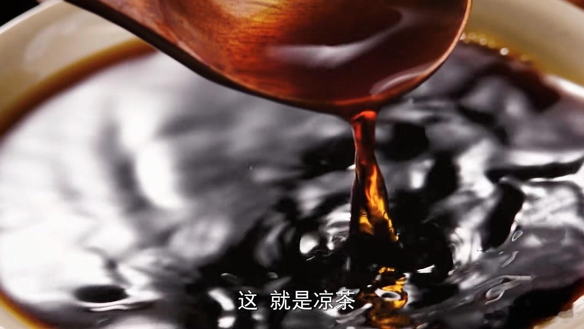 深入历史现场，探访1828年广东凉茶铺旧址，体验古法熬制过程：手工抓药、慢火煎煮