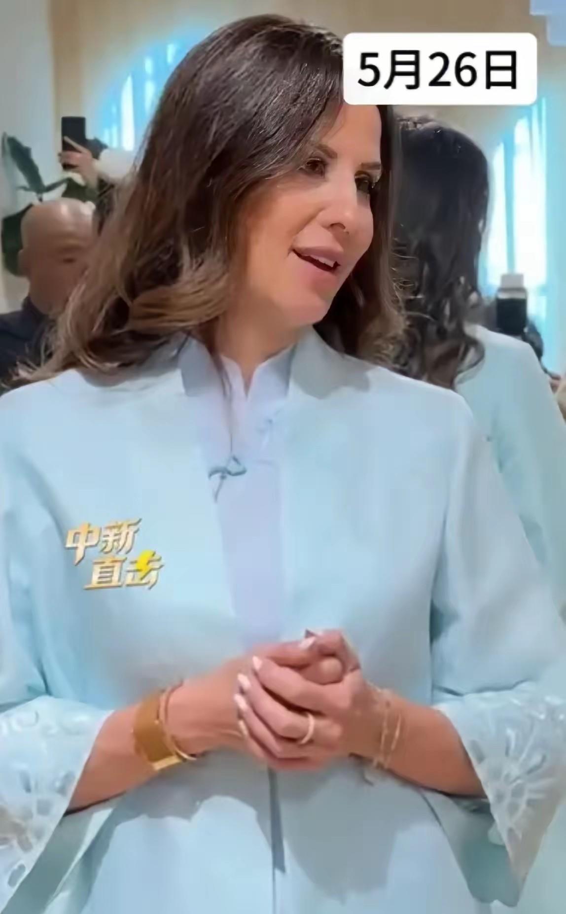 武契奇夫人塔玛拉万万没想到
就在她试穿旗袍之后
网友们竟强烈要求，让她所逛的商家