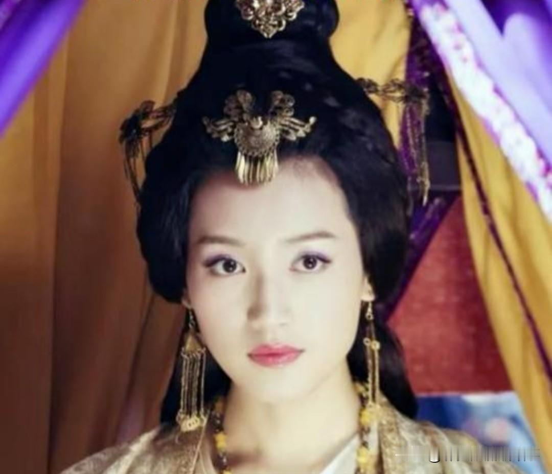 1627年，天启皇帝朱由校死了，21岁的张嫣成了最年轻的"皇嫂"。
她刚搬去慈庆