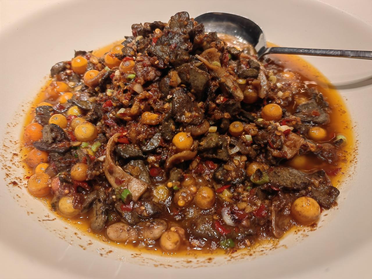 最近在北三环和平桥边上发现了一家宝藏湘菜馆喜湘宴，连续去了两次。它的剁椒鱼头莲蓬