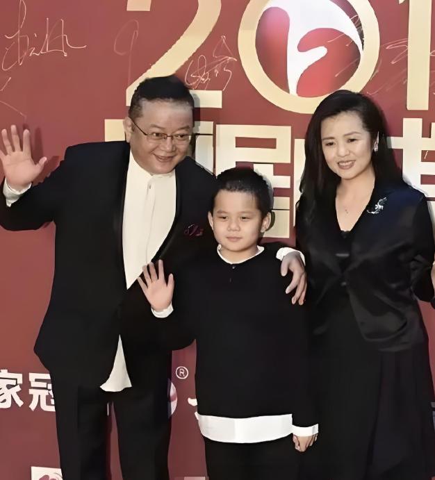 已经77岁的王刚，前不久出手了一件藏了半辈子的官窑瓷器，拍得整整三千万。谁也没想
