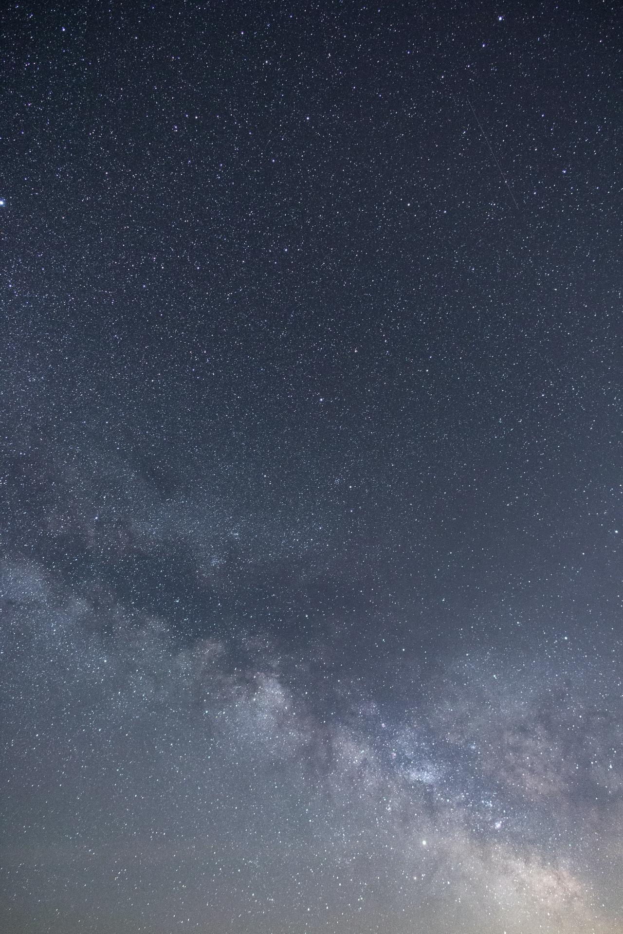 如何用手机拍摄星空呢，掌握这几个基本思路，拍出好看的星空不在话下
1.拍星空前期