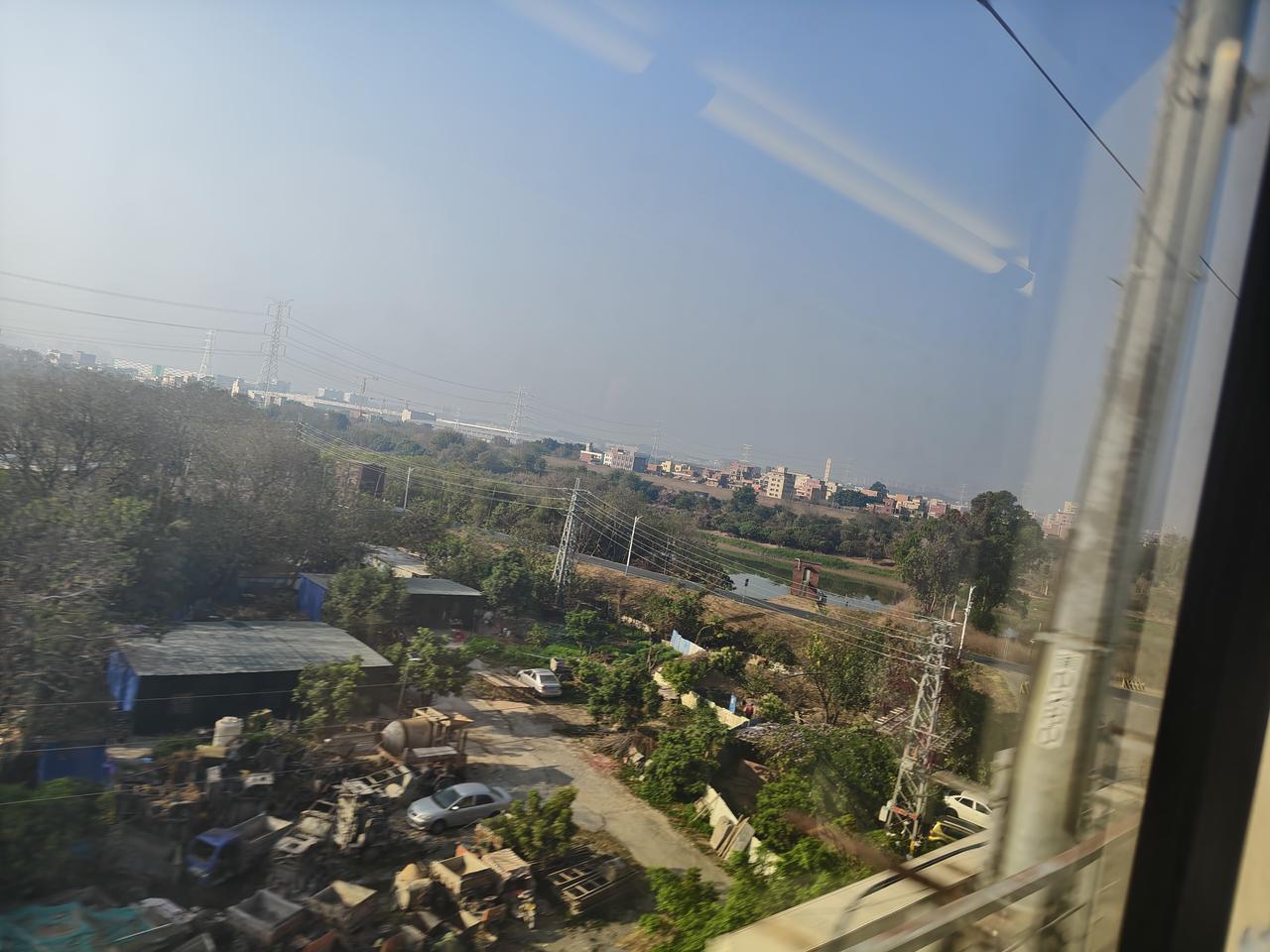 出发！回家过年咯
 
坐上车的瞬间，心早就飞到老家饭桌旁了，看着窗外飞速倒退的树