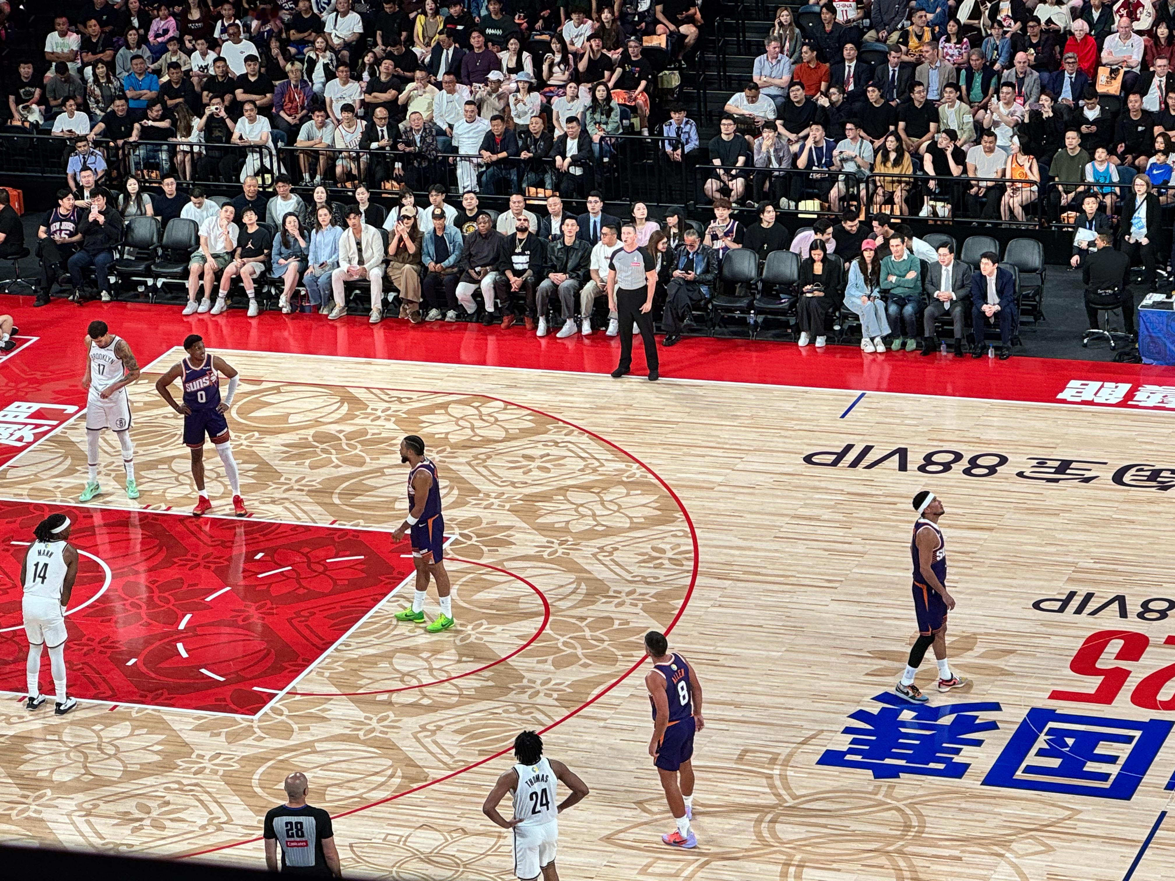 今天看起来是小波特对位布克了，上一场是曼恩对布克。nba中国赛2025 ​​​