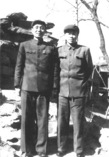 1951年抗美援朝期间，邓华(右)回国时与李志民(左)在北京帅府园合影.