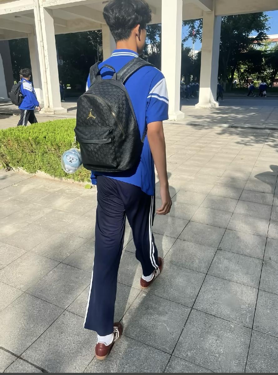 儿子一个月1200生活费，我在纠结是不是太抠

上个月给儿子转完钱，他回了一句“