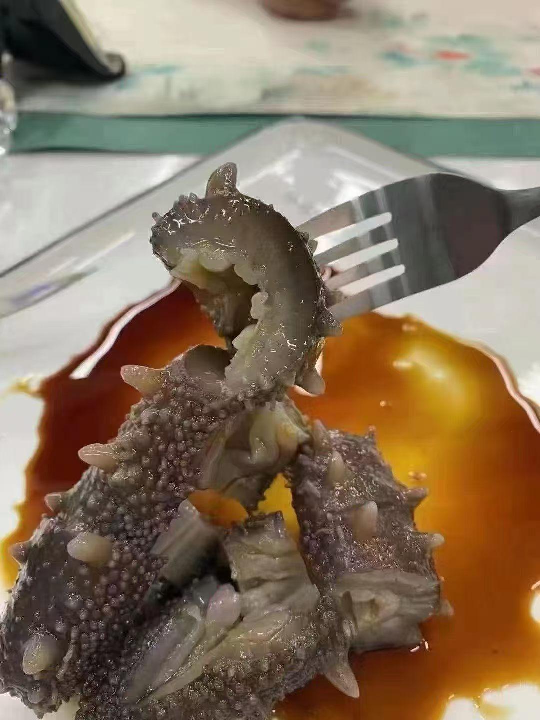 金叉玉盘珍羞满，人间美味尽收眼。