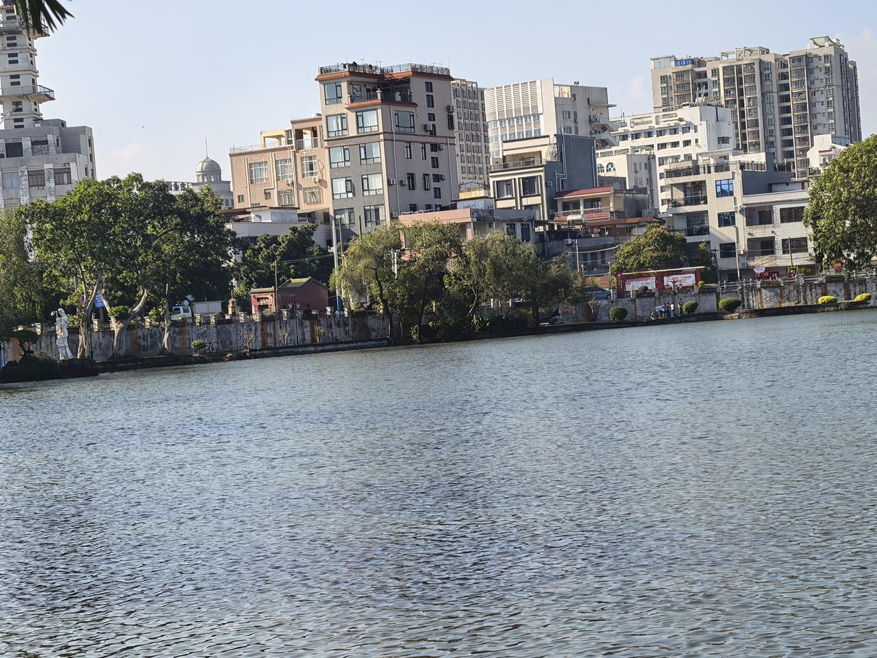 鸿蒙6的魔法修图很厉害。
今天在雷州西湖随手拍了一张照片，用来试一试鸿蒙6刚刚上