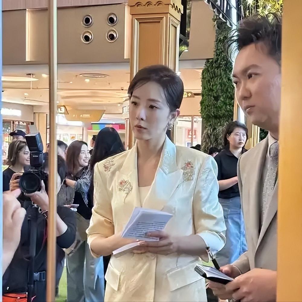 落地凤凰不如鸡？离开央视为钱奔波的李思思，走向了一条上坡路。
 

 
 

主
