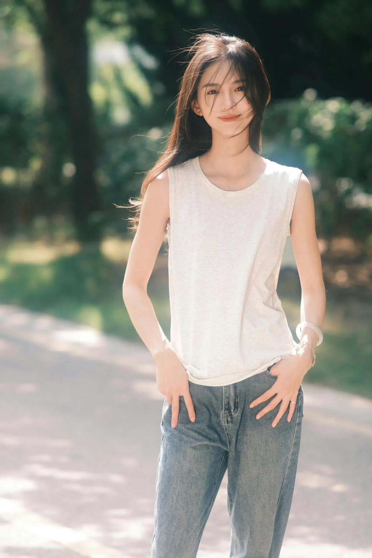 于正的新人原来是她啊，很像林志玲，确实有种含蓄的古典美。#内娱气质女星# #女星