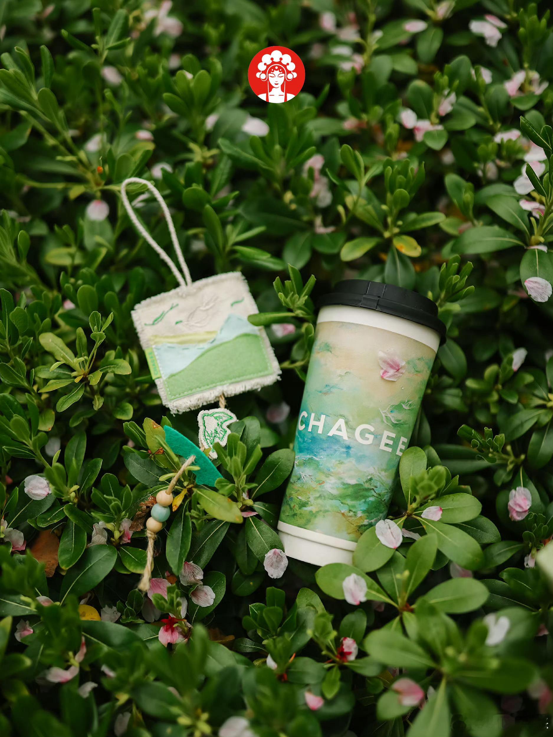 霸王茶姬 是微风拂过发梢的温柔，是阳光洒在肩头的暖意，是青草破土而出的生机——以