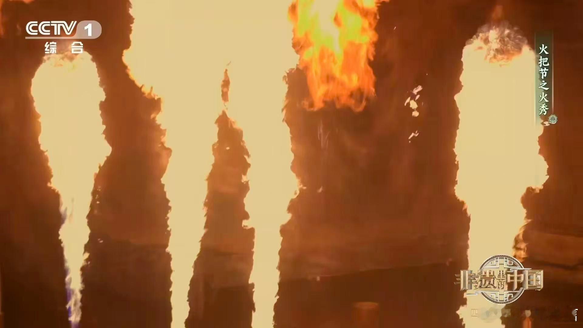 篝火漫过夜空，彝家儿女踏歌起舞，银饰叮当撞碎星光。三天狂欢里，烟火、欢腾与热望交