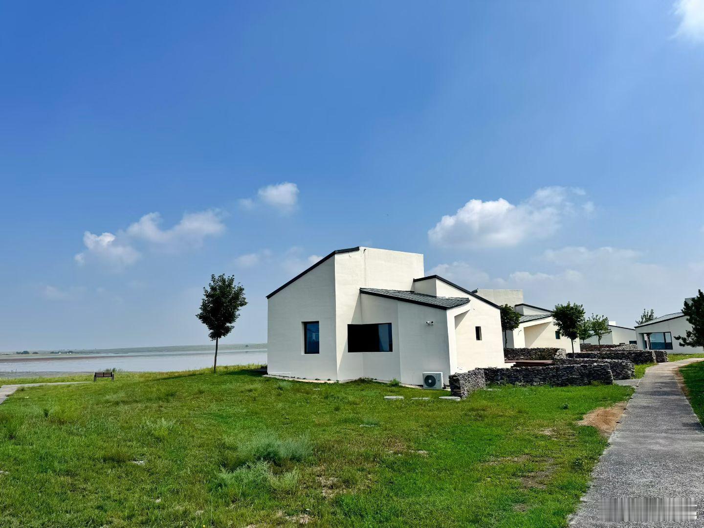 今天换一种方式打开乌兰察布：在兴和县涝利海，住湖边的民宿，喝一杯望着草原的咖啡，
