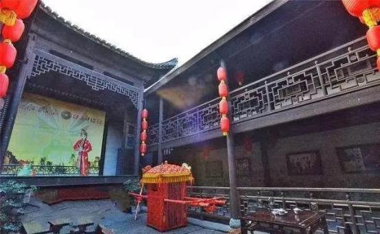 “里面都是烧糊了的鬼魂，咱们回去吧。”传说1937年大年初三，丹东一个爷爷带着孙