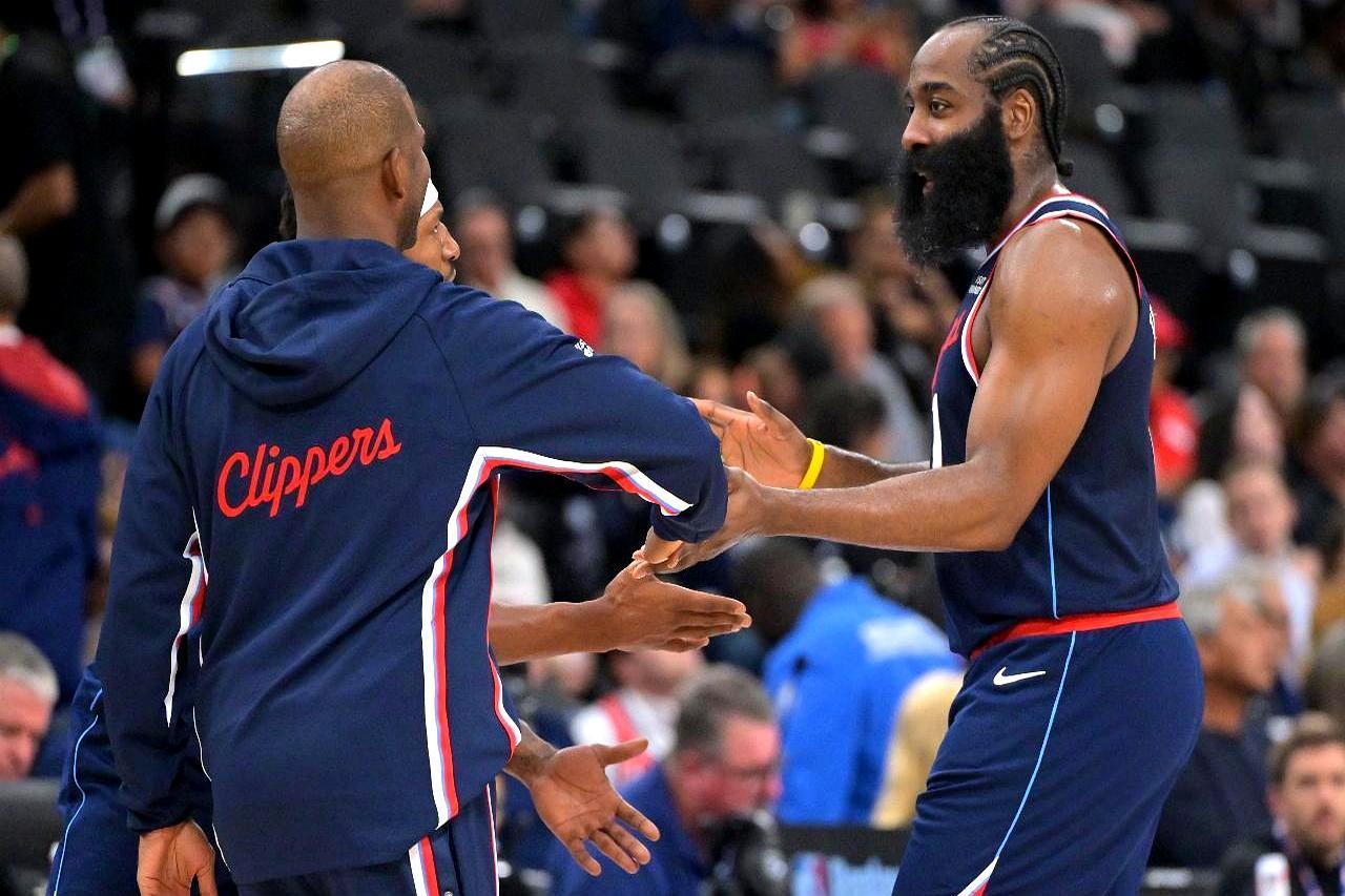 2018年火箭65胜，灯泡带一群狠人把勇士逼到悬崖边，保罗腿筋一抽，冠军飞了。