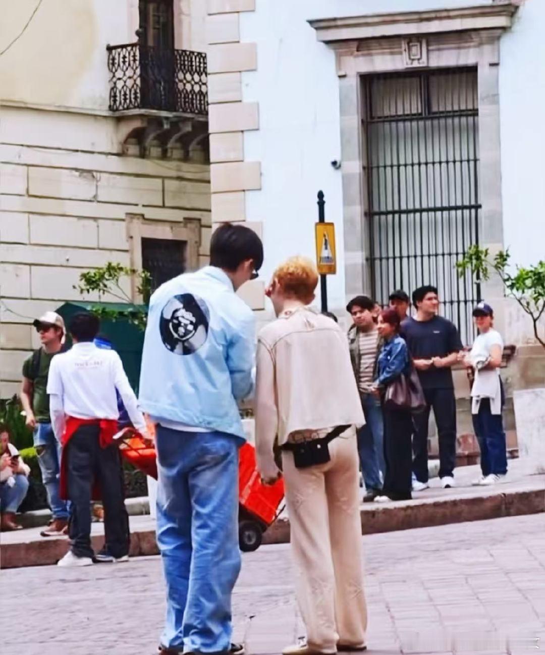 王星越单膝跪地给吴君如拍照王星越单膝跪地给吴君如拍照！王星越跪地上给吴君如拍照