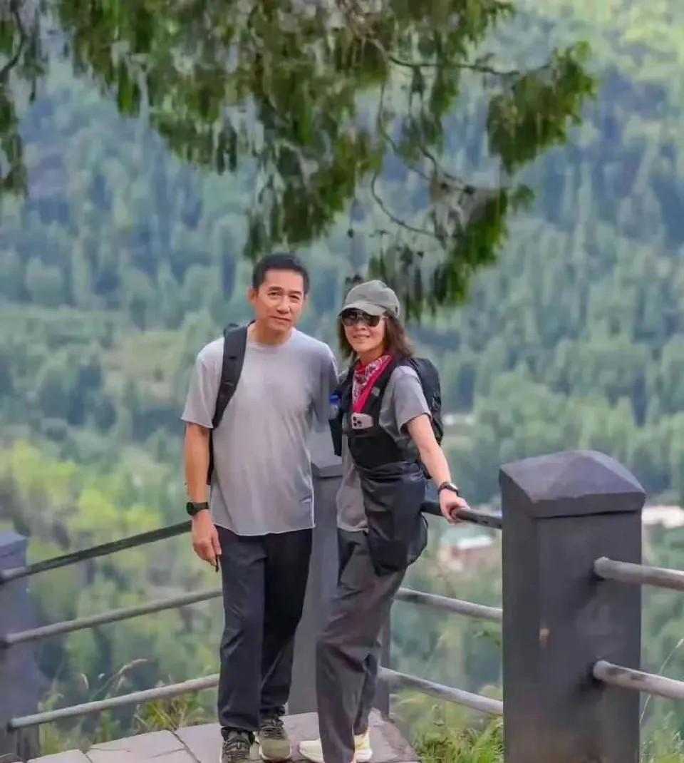 有钱人真好，功成名就的梁朝伟带妻子刘嘉玲到世界各地旅游
这俩真是人生赢家啊，年纪