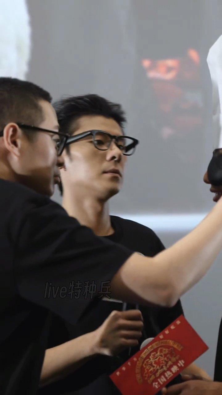 看到赛夫回头了沈腾蒋奇明给赛夫戴帽子怎么不算是看到成年后的赛夫回头了呢欢迎来龙餐