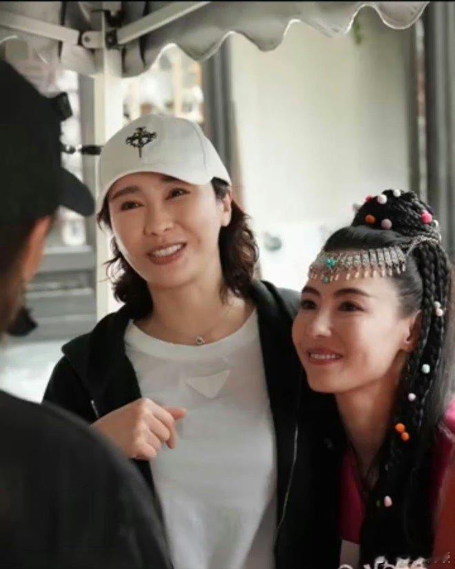 黎姿张柏芝两个赵敏同框黎姿与张柏芝这对“赵敏”同框，太甜咯！贴贴模式秒开，又是拥