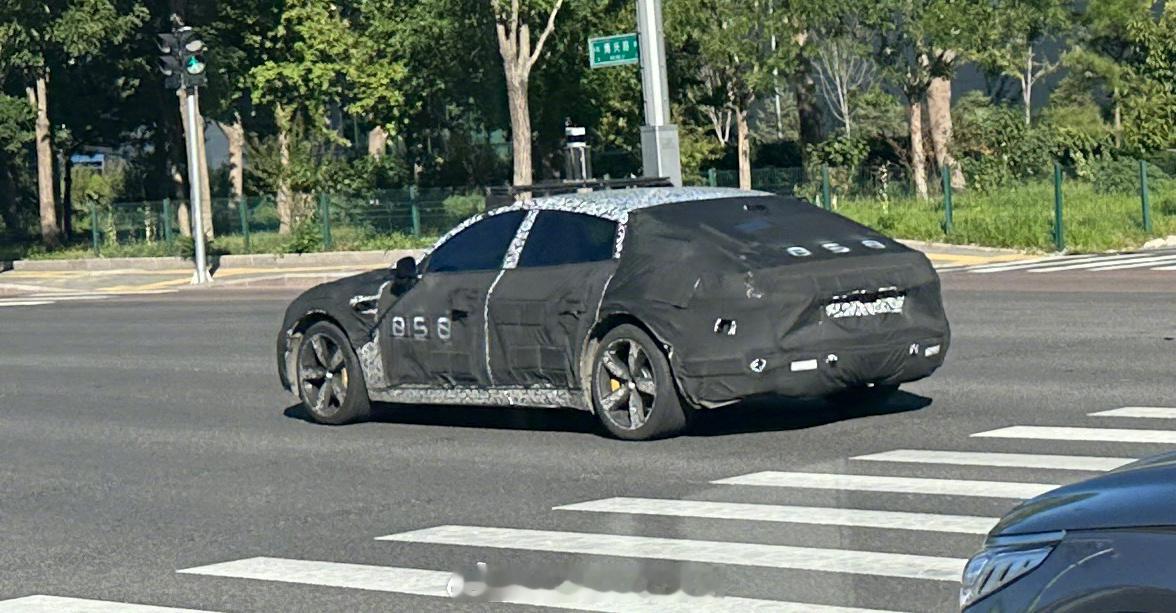 兵器影像 在亦庄看见一个罩得严严实实的车，啥牌子？ ​​​