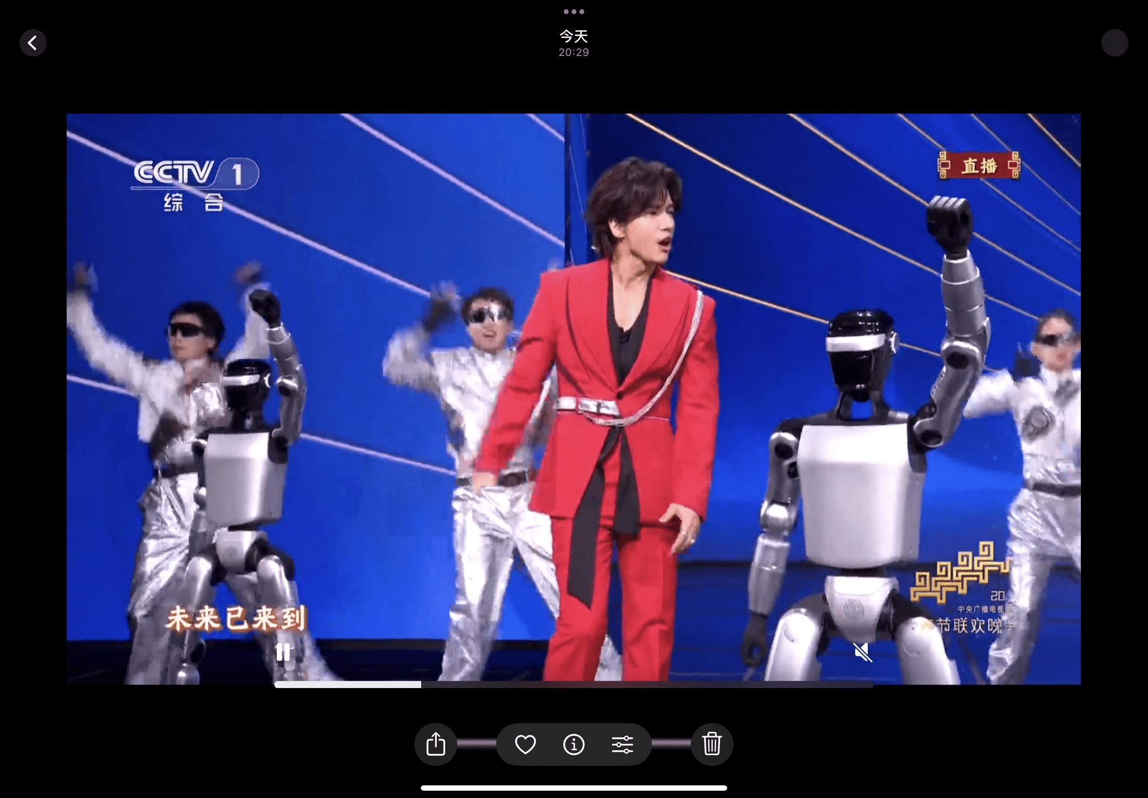 当罗嘉豪伸出手的那一刻，魔法原子机器人已经准备好了回应。2026春晚舞台上，这场