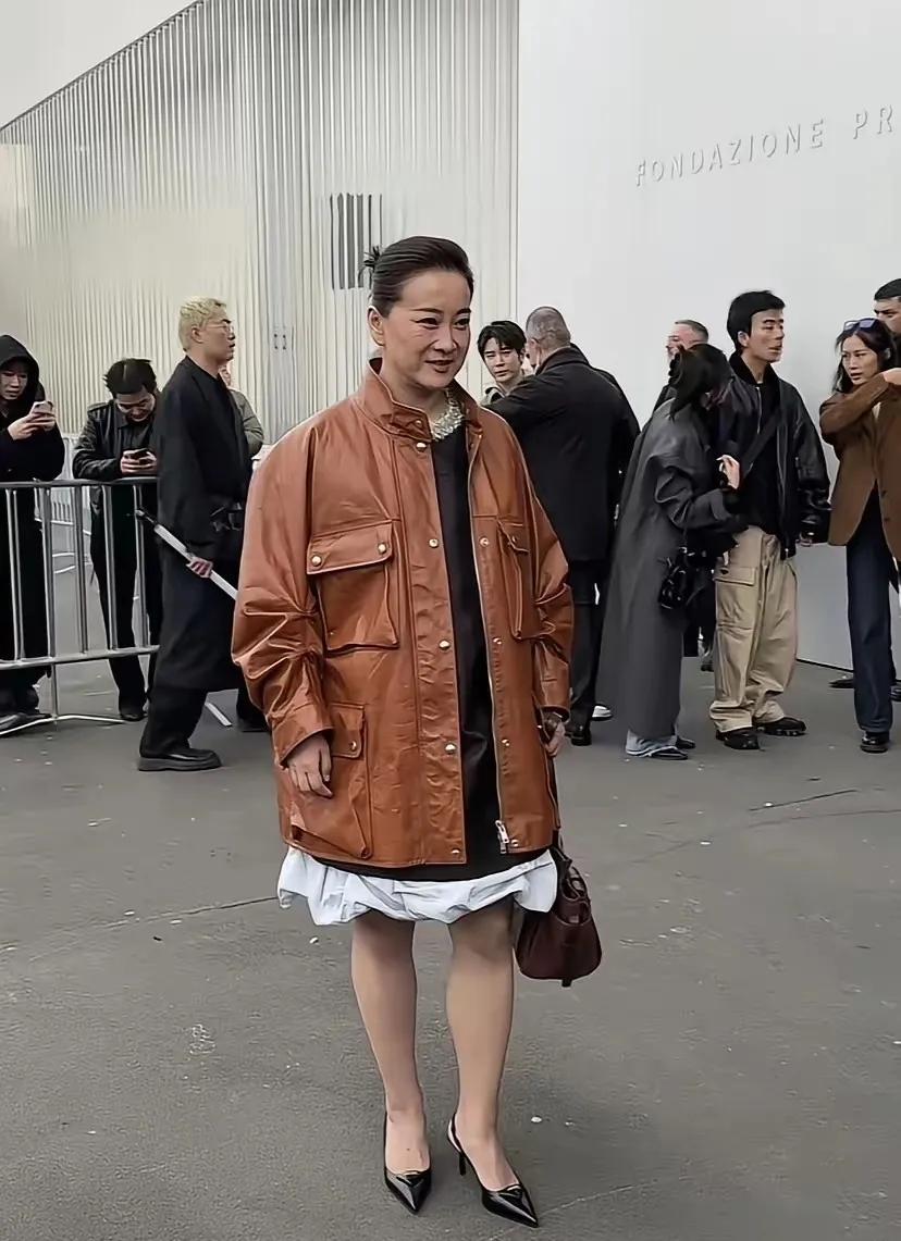 贾玲瘦下来是真不咋好看啊！

衣品在哪？小腿肚子跟两个小棒槌似的。冷就多穿点。反