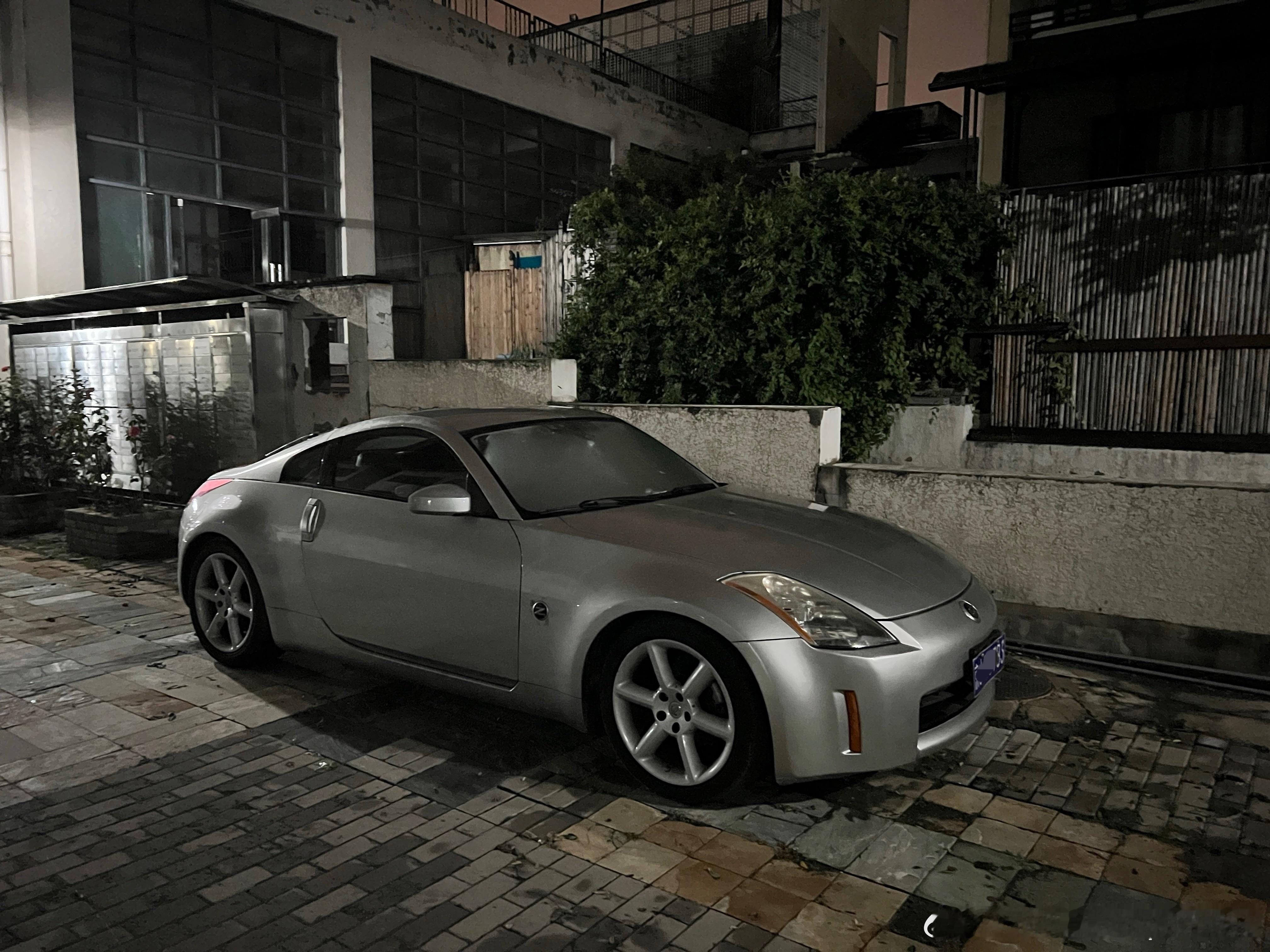 漂亮！隔壁小区角落里竟然有一台京牌一手原厂日产350Z[污][污]真是好多年没见