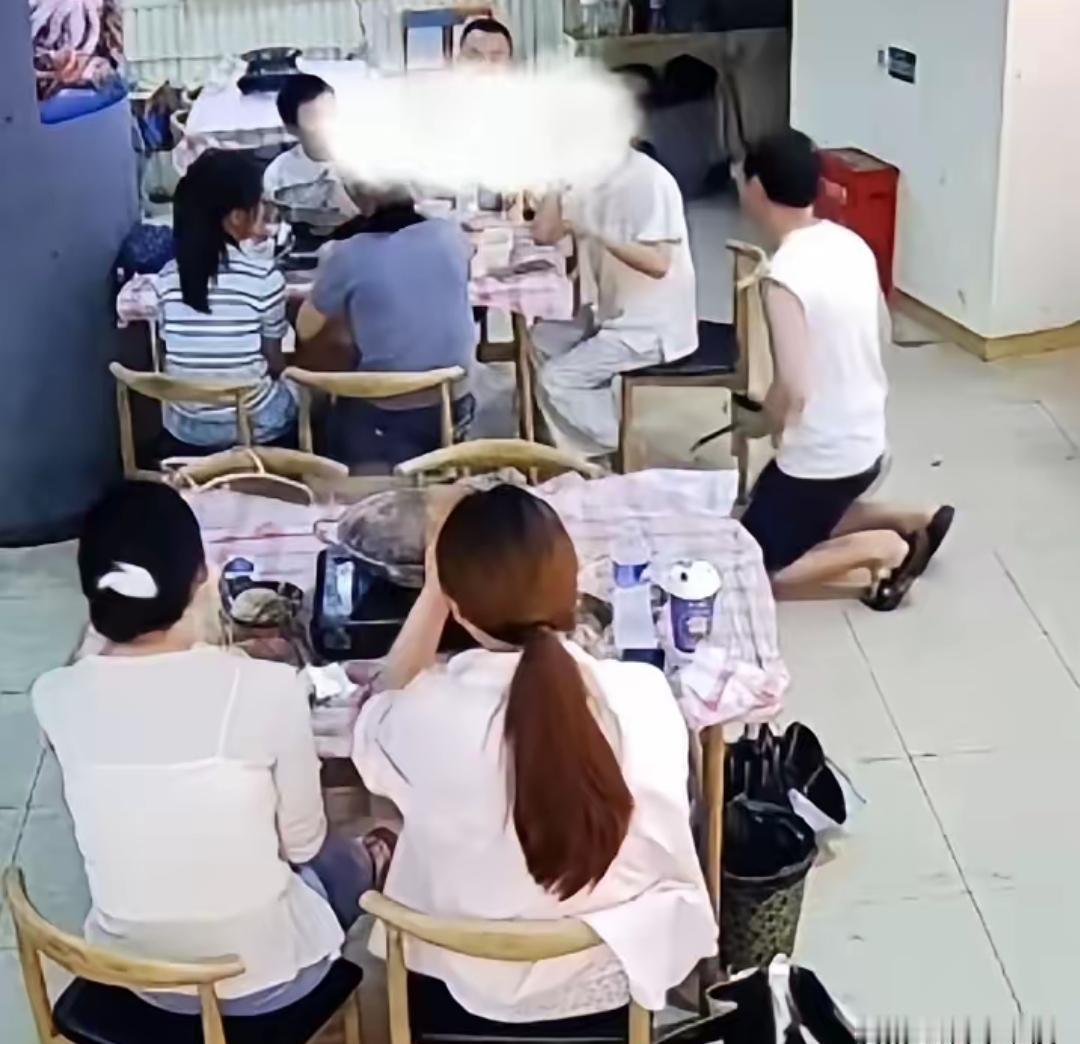 武汉一火锅店老板，当着满店客人，扑通跪下了。不是求饶，不是促销，而是求一桌聪明人