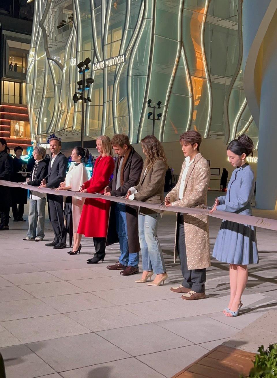 今天北京迪奥开业活动站位郑钦文＝章子怡＞邓为＞刘雨昕＝周也 