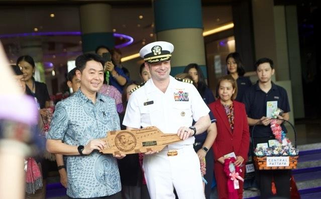美国航母舰"亚伯拉罕·林肯"号驶入泰国春武里府林查班水域进行休整，现在最尴尬的可