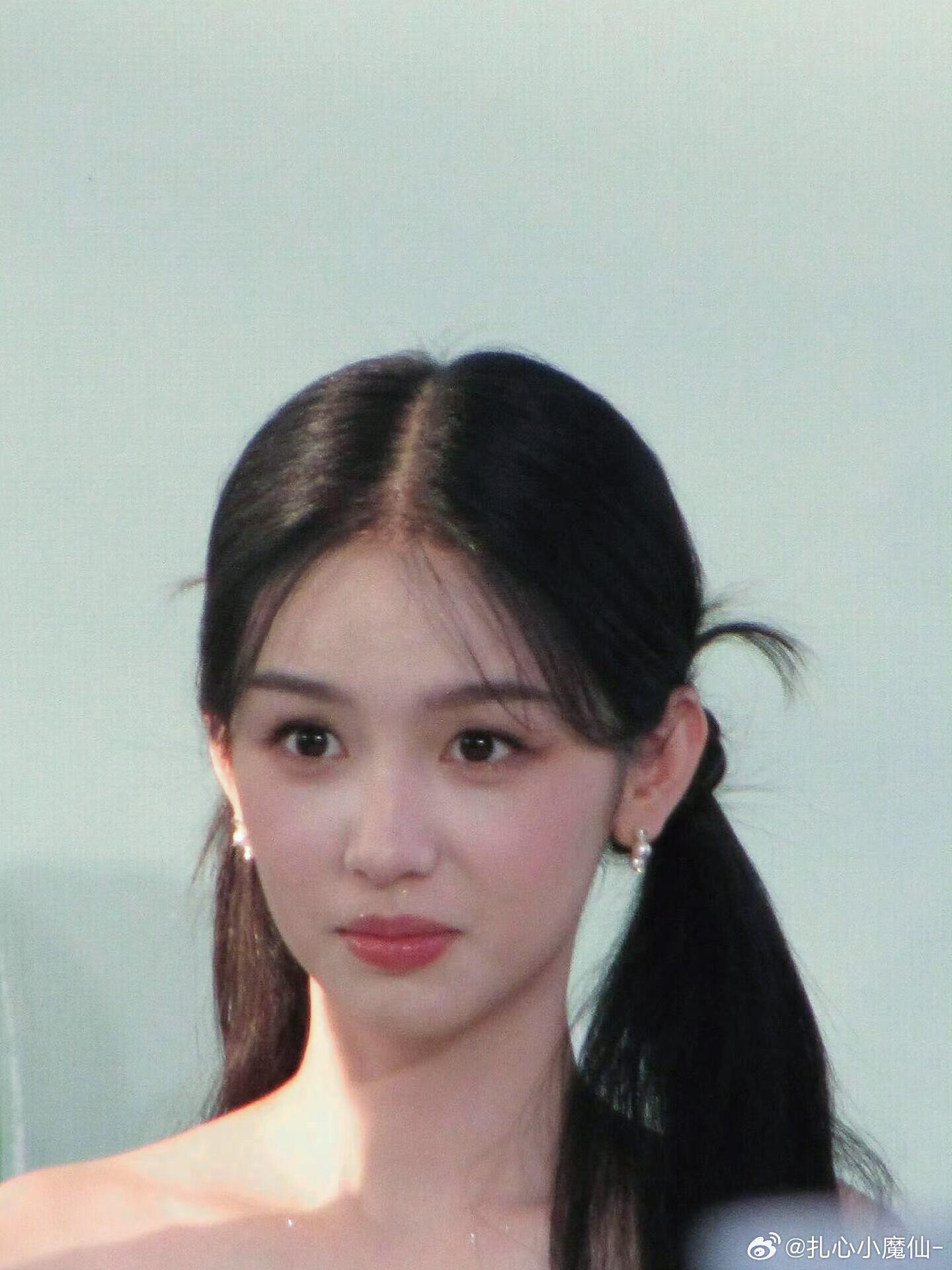 周也属于那种精致小巧骨相超绝类的，比较适合她的角色就是倔强小白花，和她同期出道的