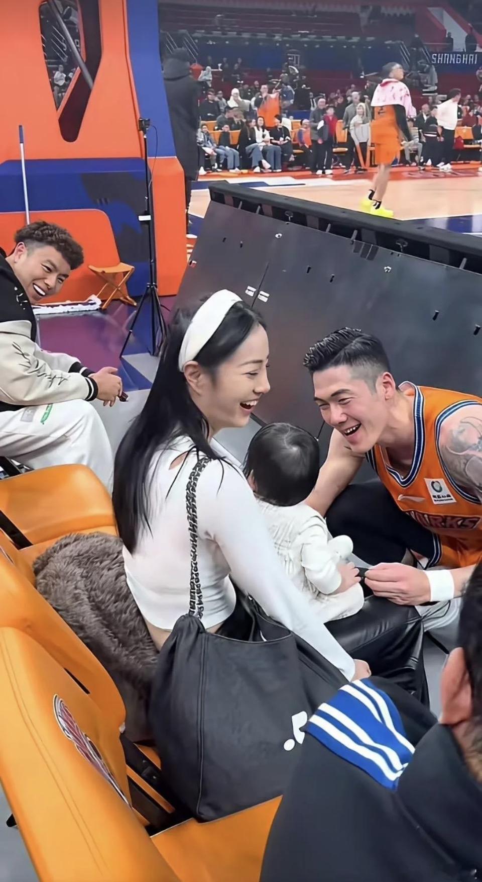 篮球赛场上的温馨瞬间，萌娃与明星的甜蜜互动！🏀👶🏻😊