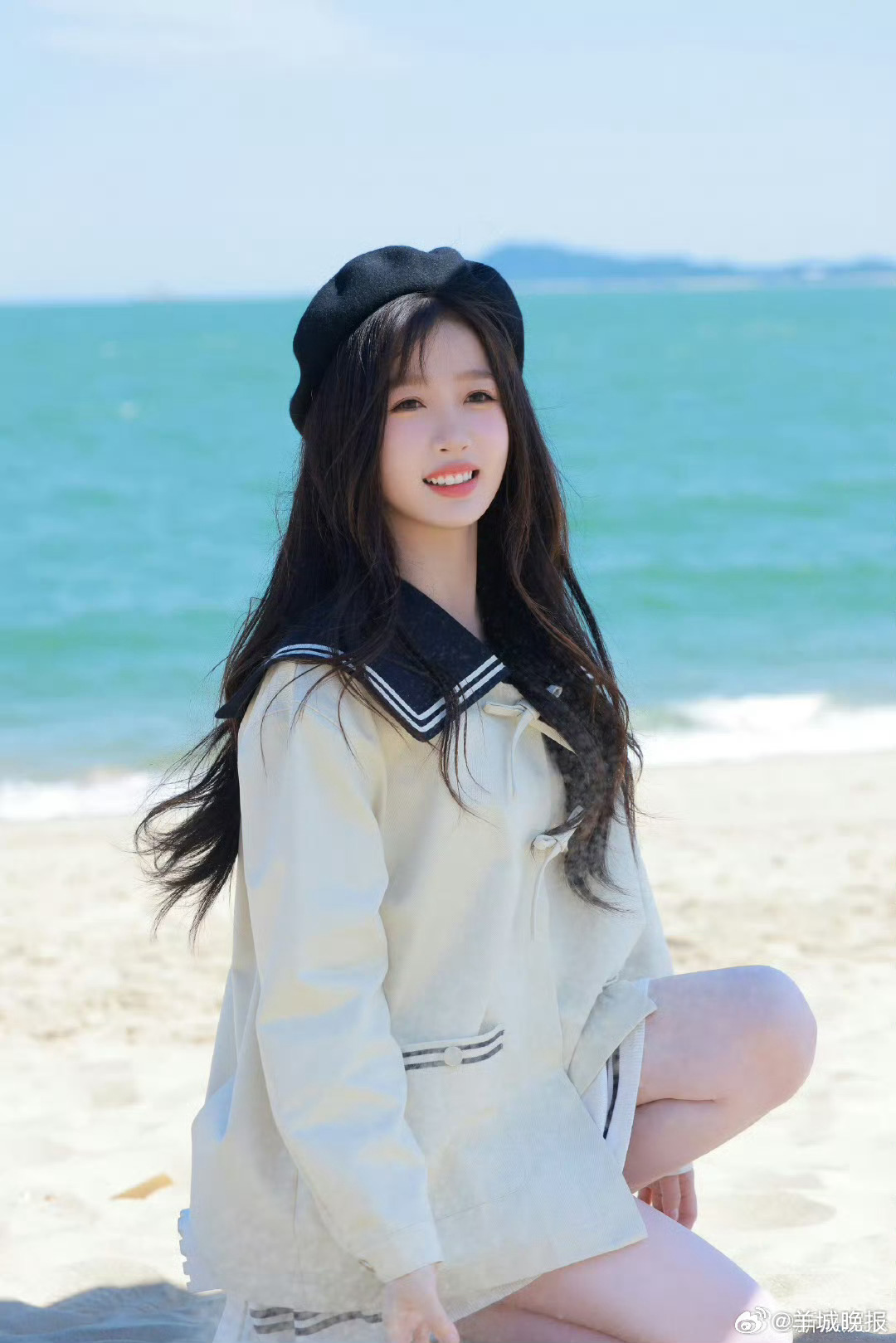 【女明星水手服造型大赏，谁的造型让你一眼心动？】蓝白撞色，领结轻扬，是刻在青春里