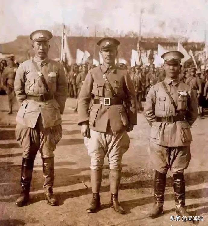 这是一张蒋介石与曹万顺、陈诚的合影。

北伐完成后，全国军队编遣，第十七军与总司