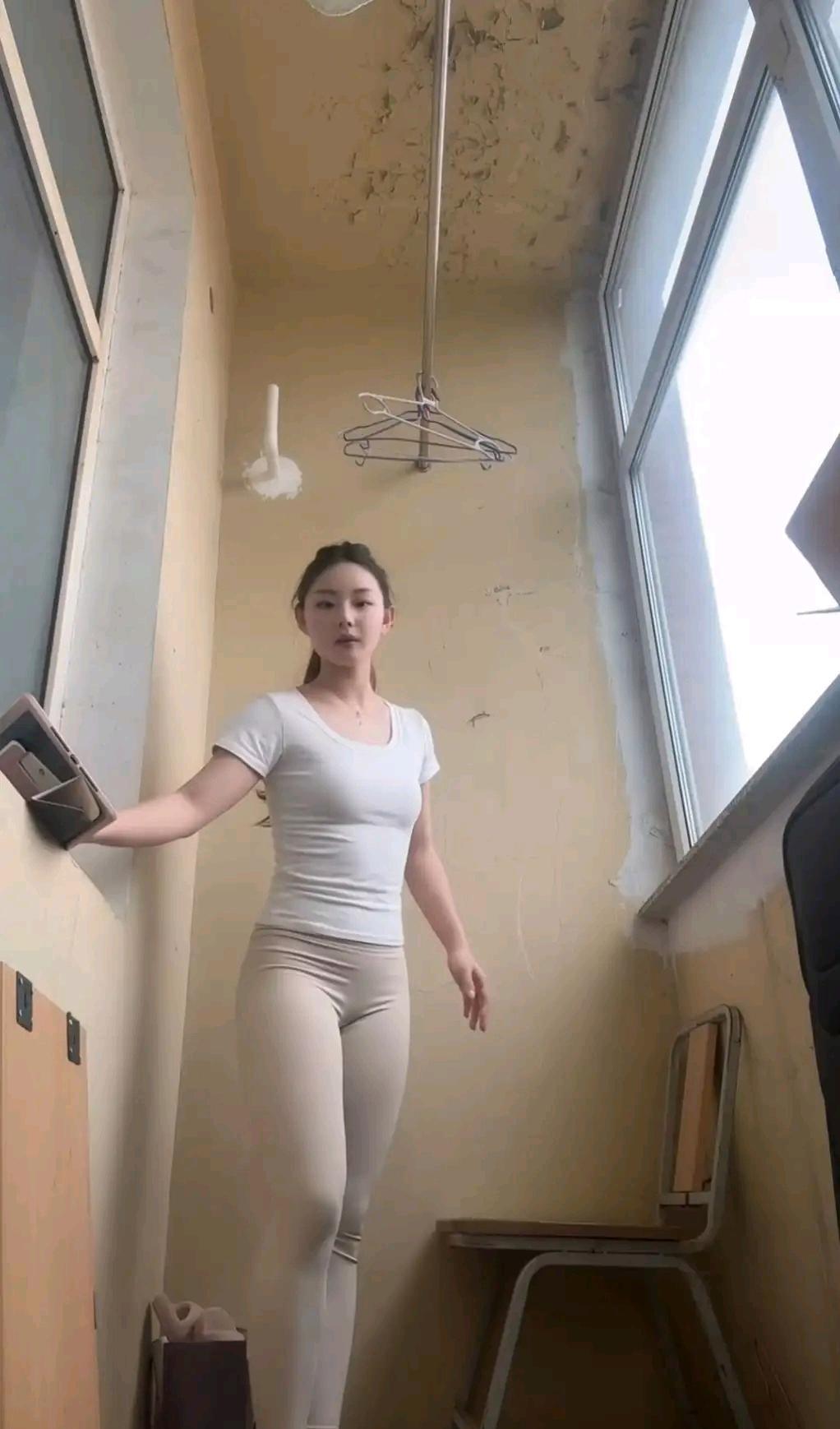 现在女人都这样吧？
我的老婆，在娘家排行老大，下面有两个弟弟，我认识她的时候在超