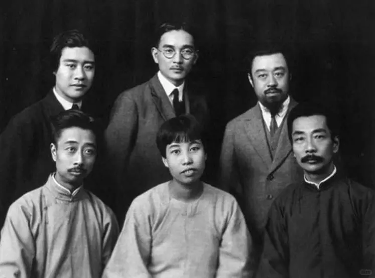 1927年10月4日摄于上海。鲁迅到达上海与亲朋好友合影。鲁迅当日日记...