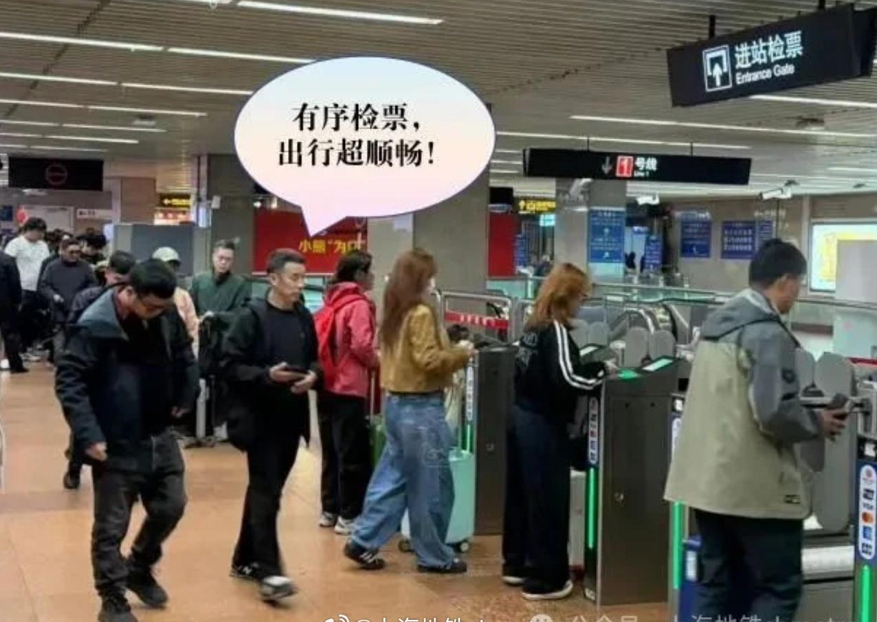 【地铁爱文明】文明乘车从有序检票开始，乘客们自觉排队、互相礼让，让出行通道更顺畅