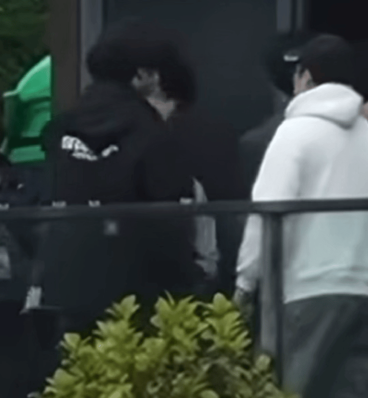 我是真的搞不懂，没工作24小时在一起就算了，出外务居然还黏成这样，到底是怎么做到