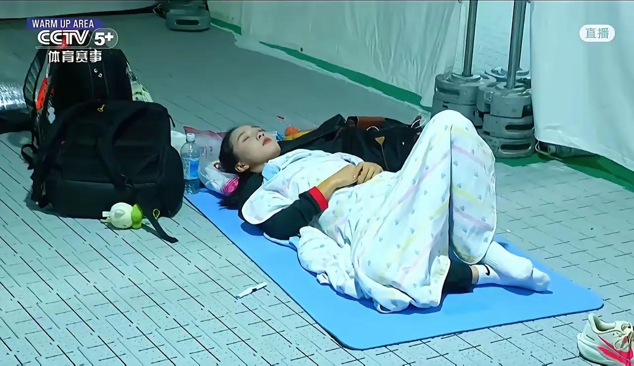 赛前睡觉，醒来夺冠！17岁小孩姐赛前躺平2小时，醒来11秒06破纪录夺冠！
 