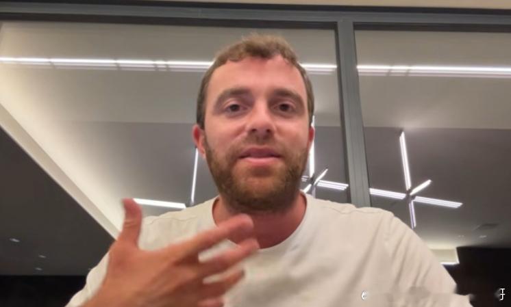 罗马诺更新youtube频道，谈到了恩佐转会曼城。罗马诺说道：让我说一点，切尔西