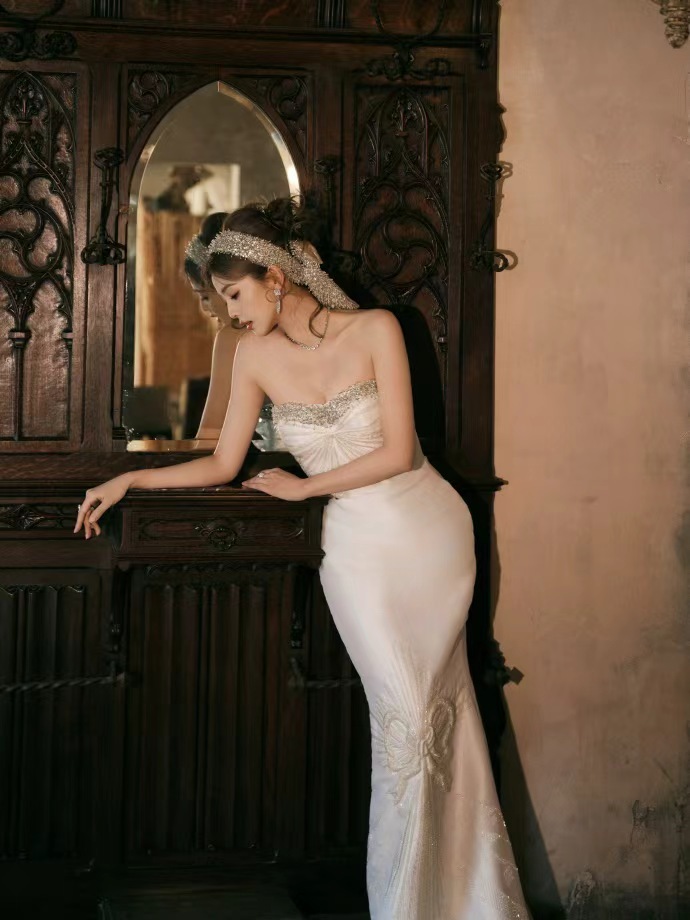 白鹿银色亮片发带 ​​​​白鹿银色亮片发带，白鹿微博视界大会出图，完全美神降临啊