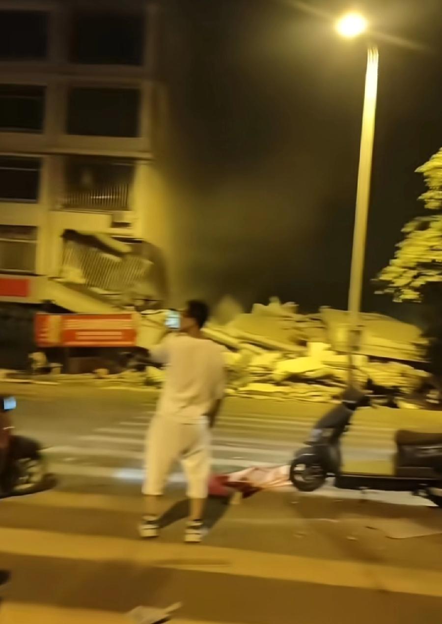 柳州地震，当地网友实拍，房屋坍塌，街乱七八糟，不知道还以为，被炸的伊朗或加沙呢，