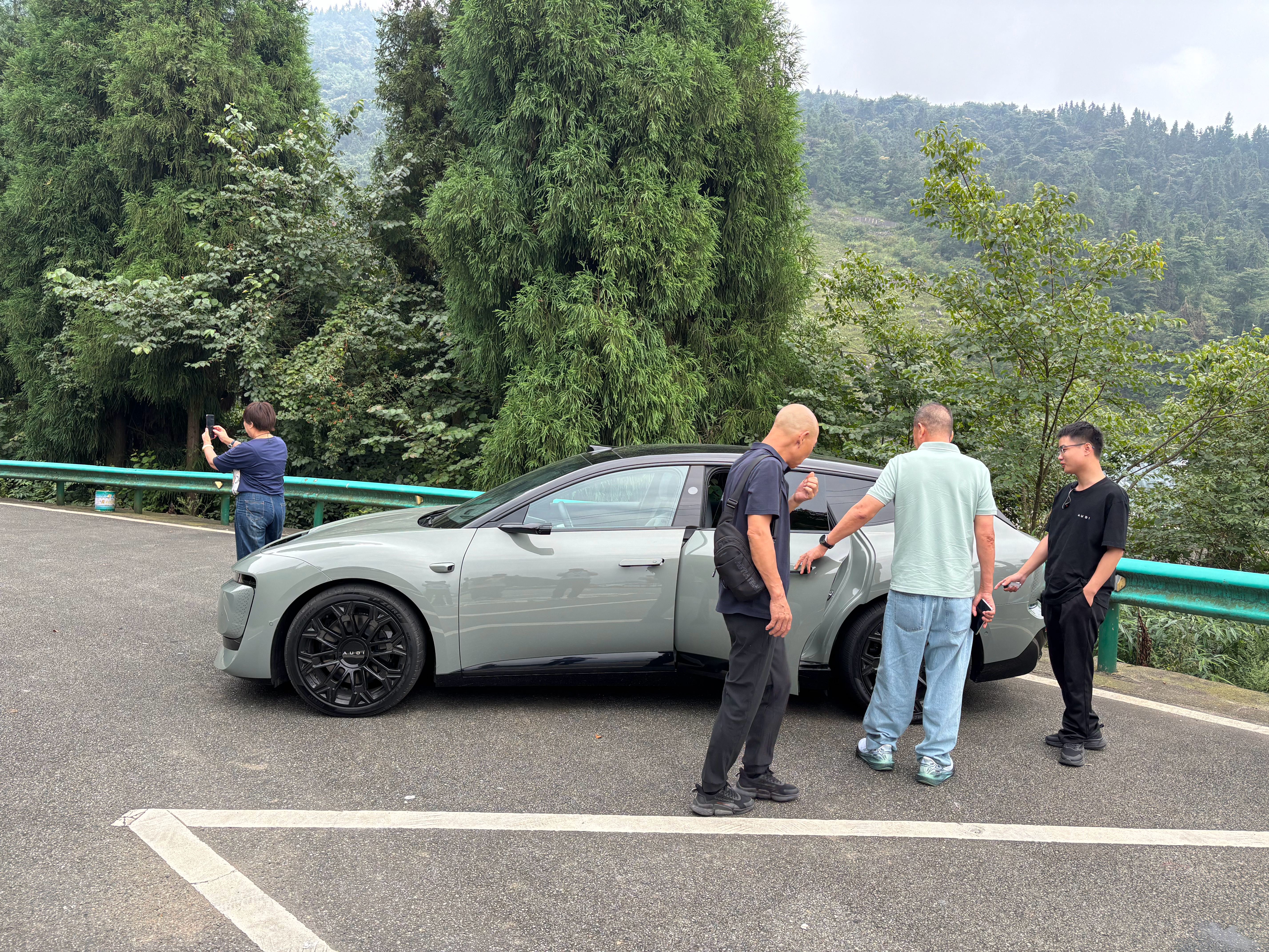一群大哥大姐围上来看，我也兴致勃勃地介绍了一会儿，喜欢的东西，就是要分享。[嘻嘻