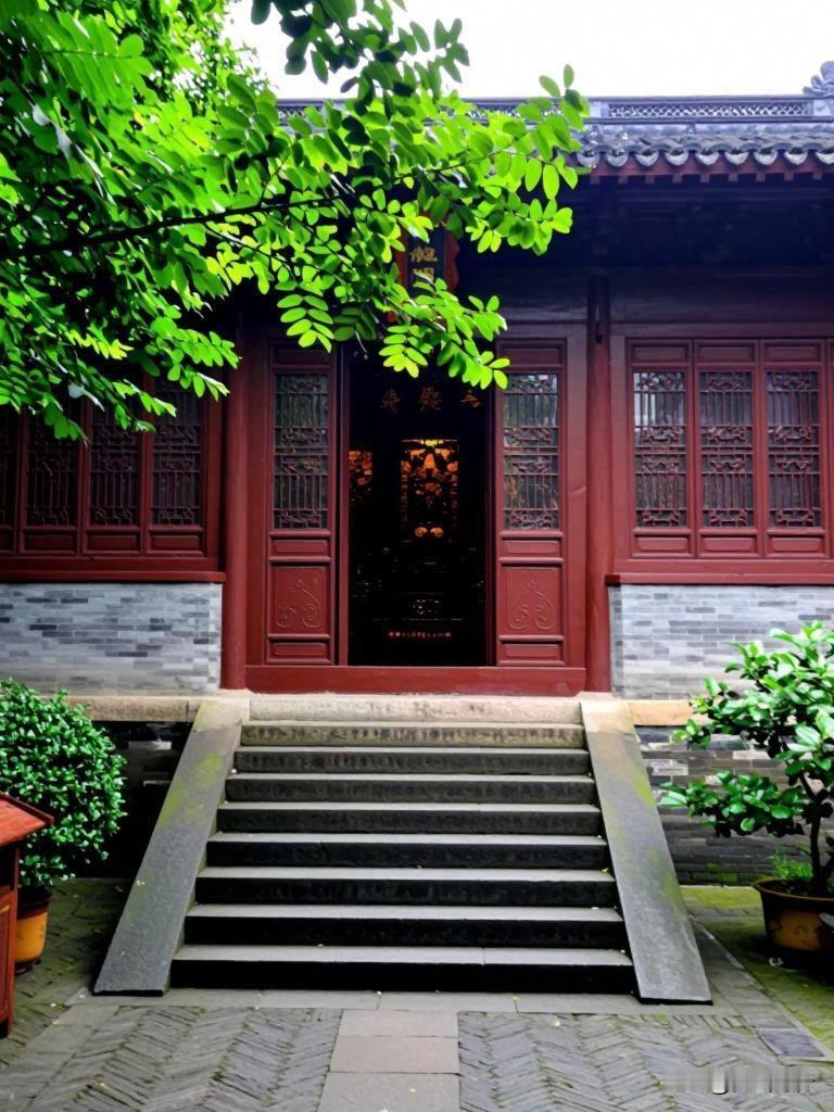 清庙奇感  【文｜狐山诗行】

清庙幽深草木萋，门前桑叶接云低。
灵泉洸路犹含喜