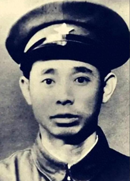 1937 年，西路军伤员刘克先正在街边讨饭，一个国民党士兵走了过来，上下打量了一