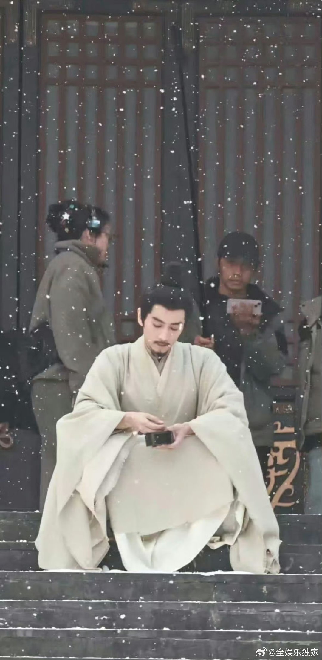 陈晓路透 角色粉抢皮套 谁懂这份心动！陈晓新剧路透自带帝王霸气，评论区魏文帝、宋